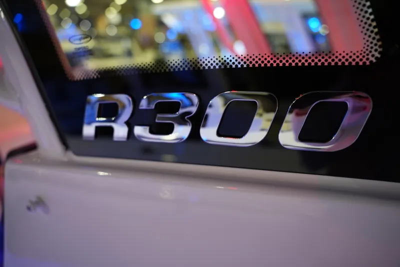 Slide: The Image of Robalo R300 2026 - 20