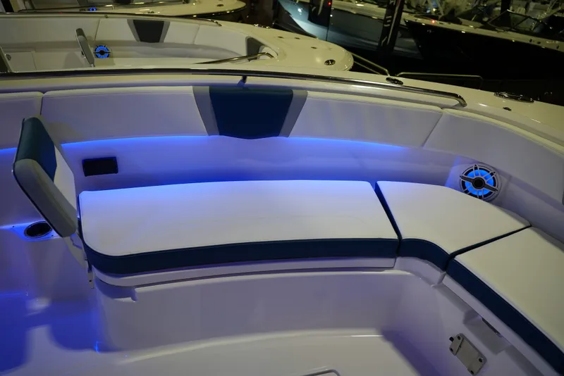 Slide: The Image of Robalo R300 2026 - 28