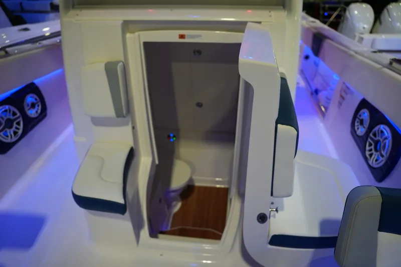 Slide: The Image of Robalo R300 2026 - 25