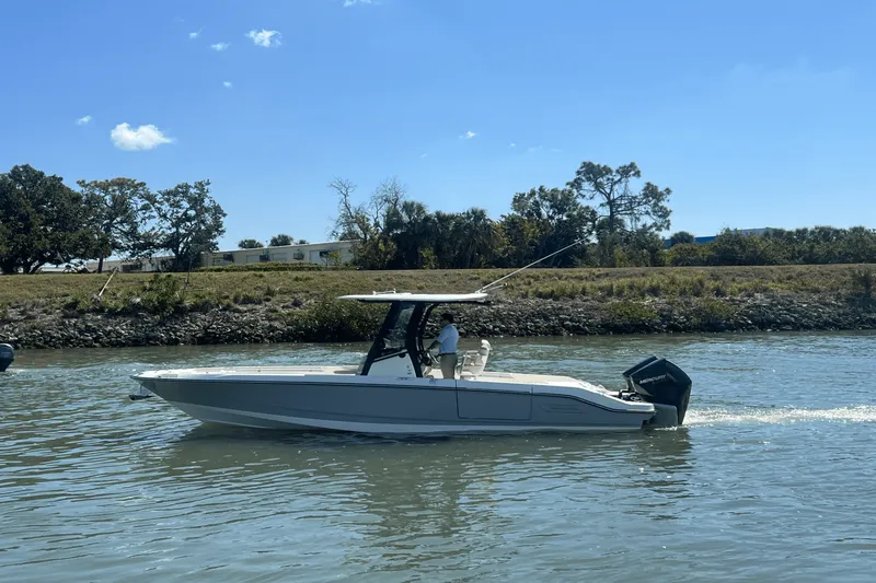 Slide: The Image of Boston Whaler 280 Dauntless 2025 - 10