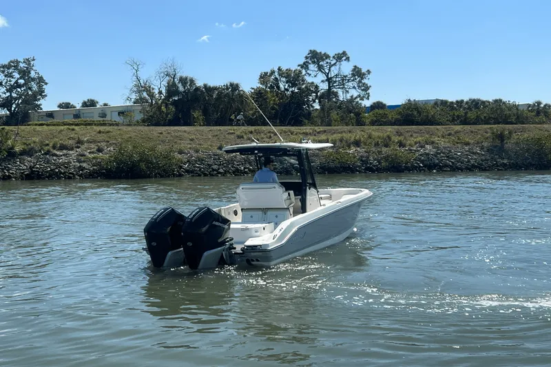 Slide: The Image of Boston Whaler 280 Dauntless 2025 - 12