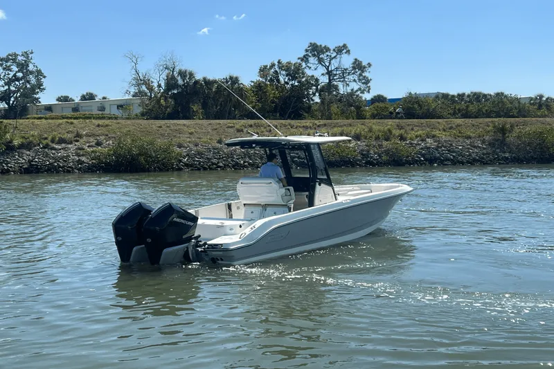 Slide: The Image of Boston Whaler 280 Dauntless 2025 - 14
