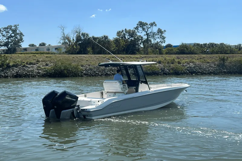 Slide: The Image of Boston Whaler 280 Dauntless 2025 - 15