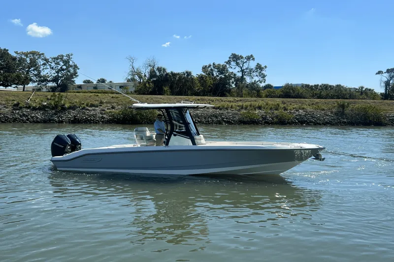 Slide: The Image of Boston Whaler 280 Dauntless 2025 - 17