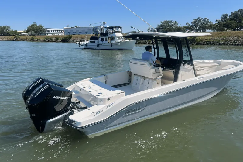 Slide: The Image of Boston Whaler 280 Dauntless 2025 - 28