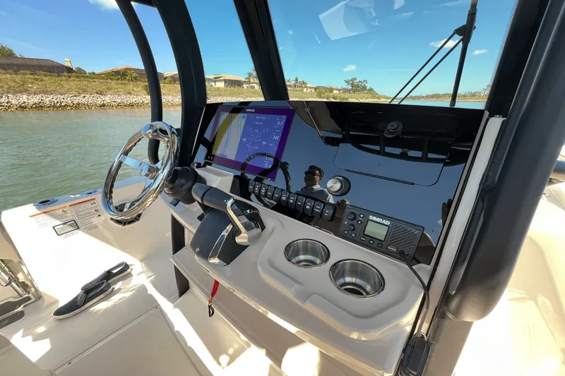 Slide: The Image of Boston Whaler 280 Dauntless 2025 - 54