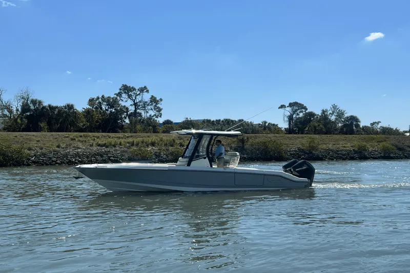 Slide: The Image of Boston Whaler 280 Dauntless 2025 - 6
