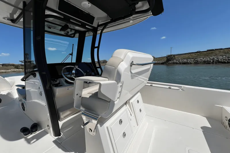 Slide: The Image of Boston Whaler 280 Dauntless 2025 - 61