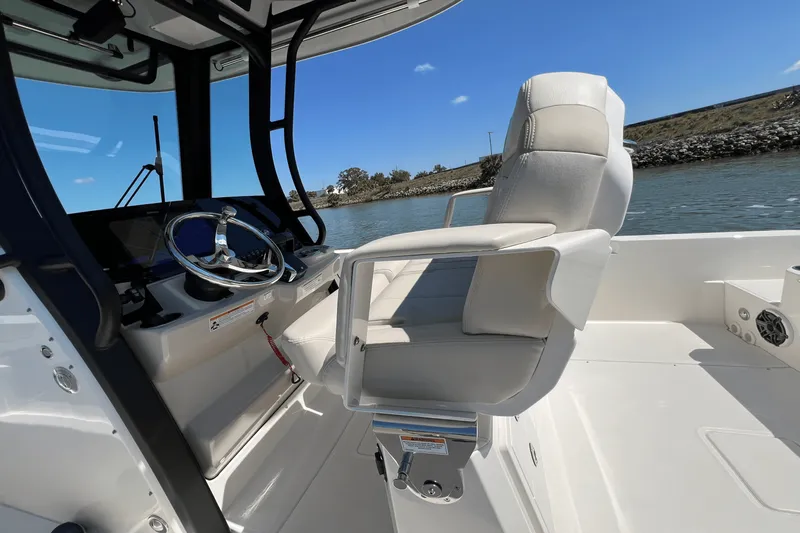 Slide: The Image of Boston Whaler 280 Dauntless 2025 - 62