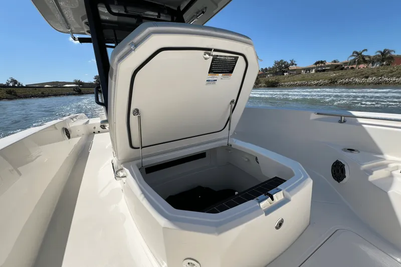 Slide: The Image of Boston Whaler 280 Dauntless 2025 - 72