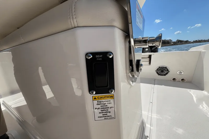 Slide: The Image of Boston Whaler 280 Dauntless 2025 - 73