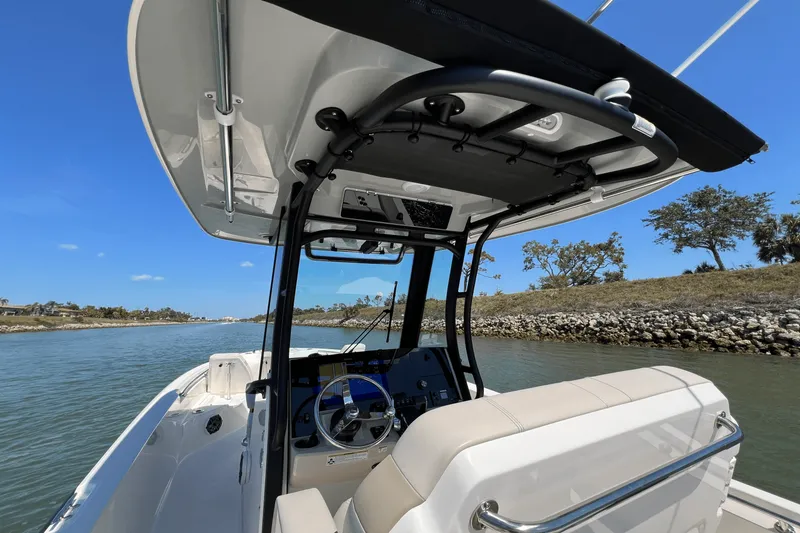 Slide: The Image of Boston Whaler 280 Dauntless 2025 - 75