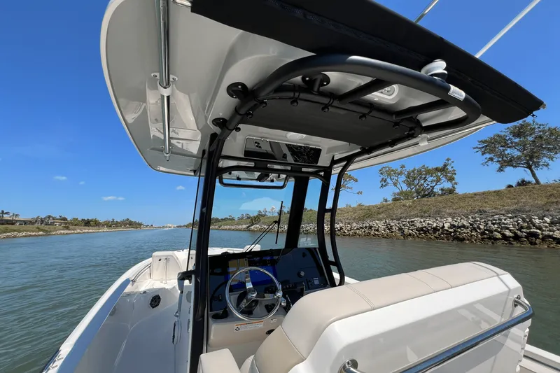 Slide: The Image of Boston Whaler 280 Dauntless 2025 - 76