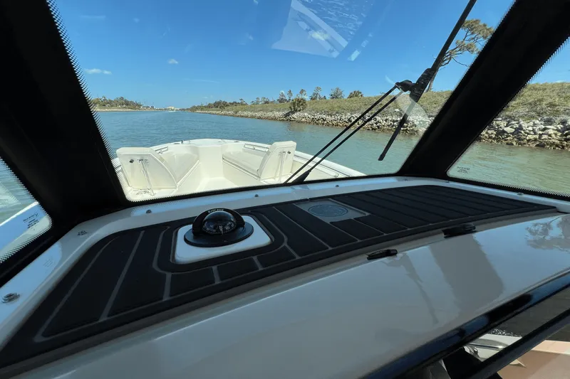 Slide: The Image of Boston Whaler 280 Dauntless 2025 - 77