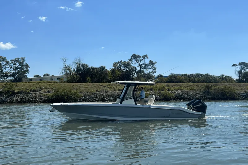Slide: The Image of Boston Whaler 280 Dauntless 2025 - 8