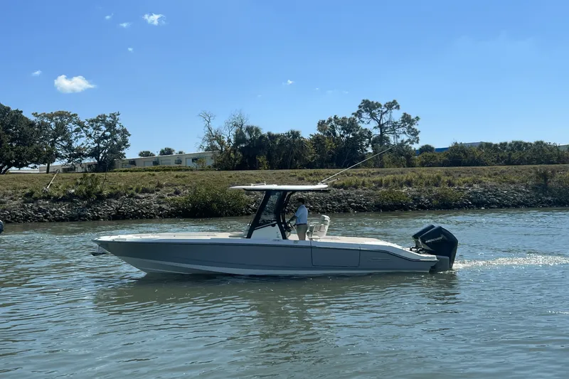 Slide: The Image of Boston Whaler 280 Dauntless 2025 - 9
