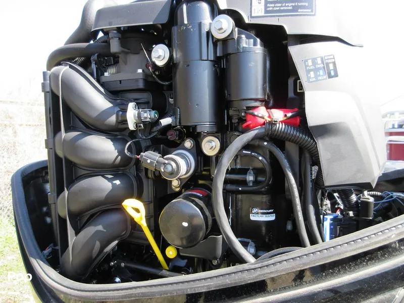 Slide: The Image of Sun Tracker FISHING BARGE 20-DLX 2023 - 13727509