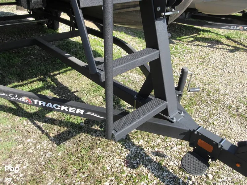Slide: The Image of Sun Tracker FISHING BARGE 20-DLX 2023 - 13727419