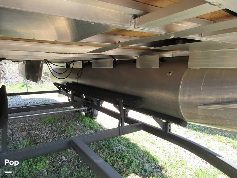 Slide: The Image of Sun Tracker FISHING BARGE 20-DLX 2023 - 13727423