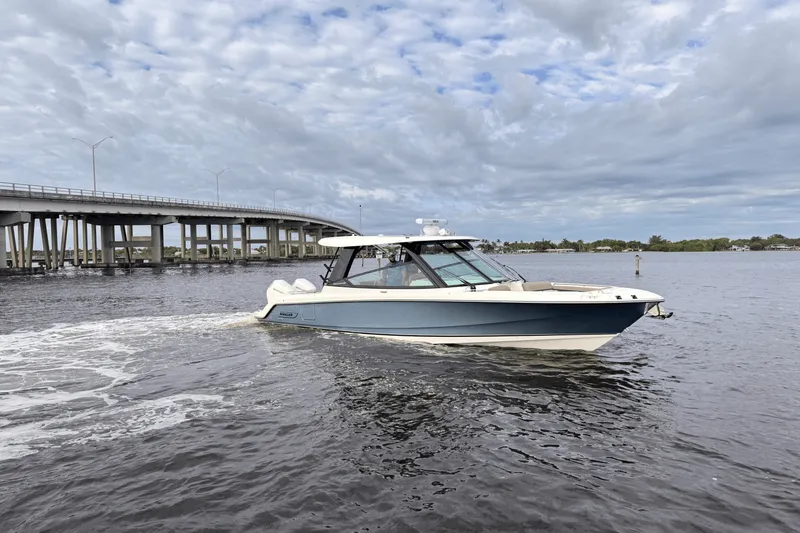 Slide: The Image of Boston Whaler 330 Vantage 2025 - 1