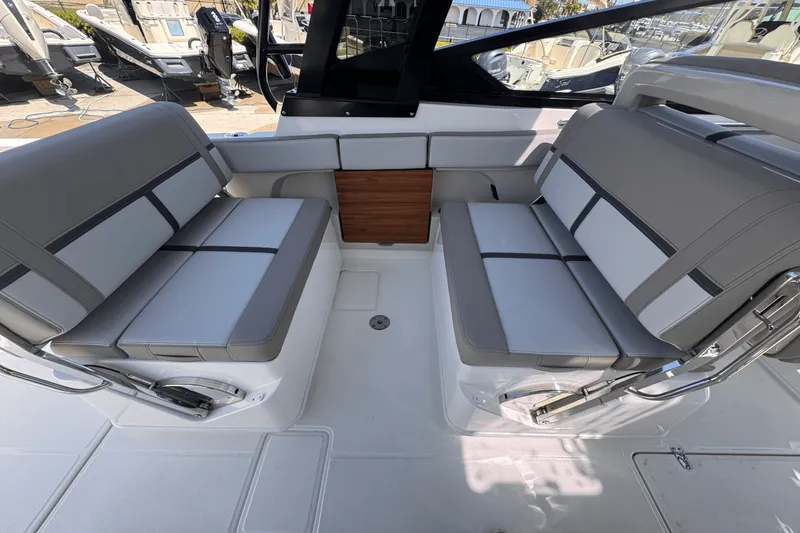 Slide: The Image of Boston Whaler 330 Vantage 2025 - 10