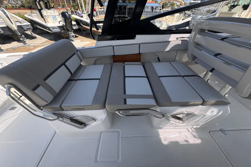 Slide: The Image of Boston Whaler 330 Vantage 2025 - 11