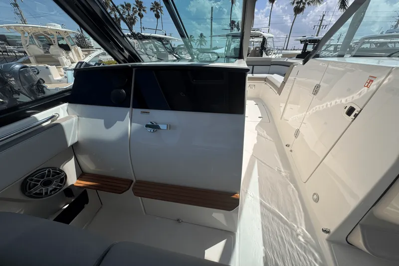 Slide: The Image of Boston Whaler 330 Vantage 2025 - 15
