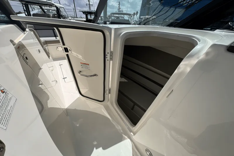 Slide: The Image of Boston Whaler 330 Vantage 2025 - 17