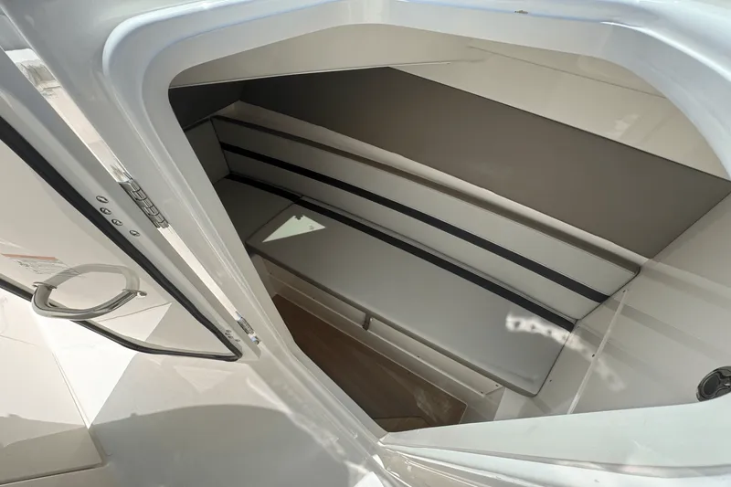 Slide: The Image of Boston Whaler 330 Vantage 2025 - 18