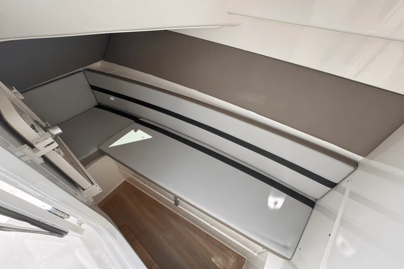 Slide: The Image of Boston Whaler 330 Vantage 2025 - 19