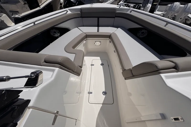Slide: The Image of Boston Whaler 330 Vantage 2025 - 20