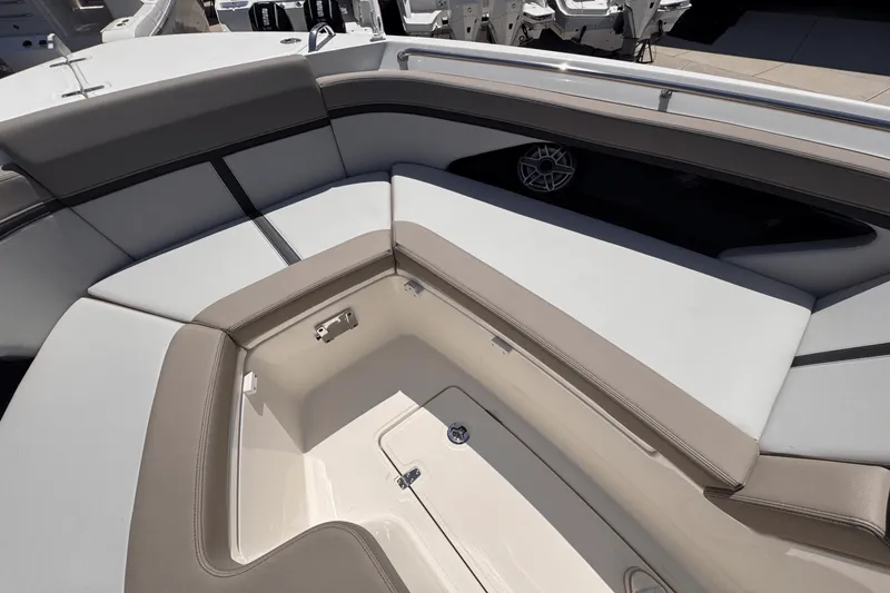 Slide: The Image of Boston Whaler 330 Vantage 2025 - 22