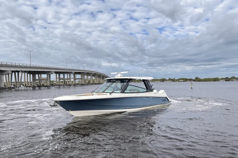Slide: The Image of Boston Whaler 330 Vantage 2025 - 4