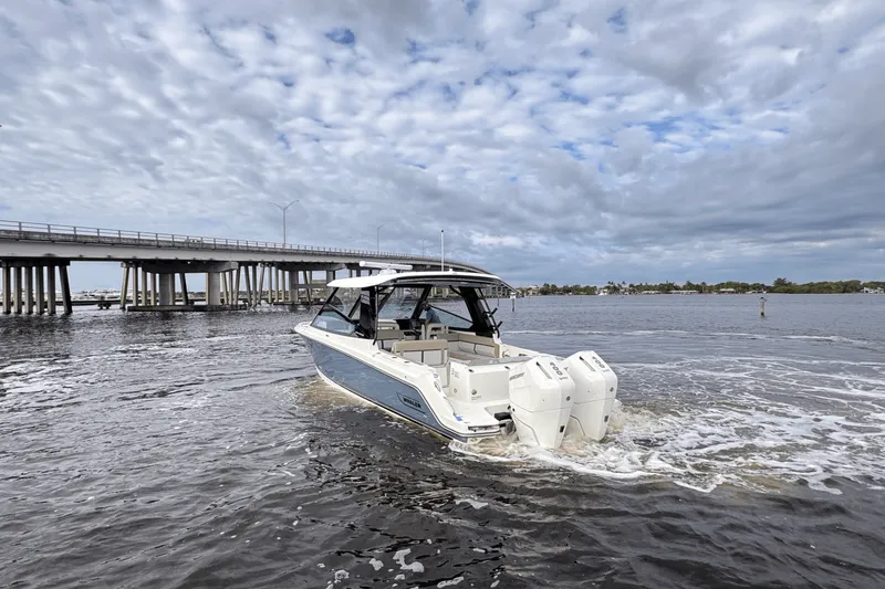 Slide: The Image of Boston Whaler 330 Vantage 2025 - 6