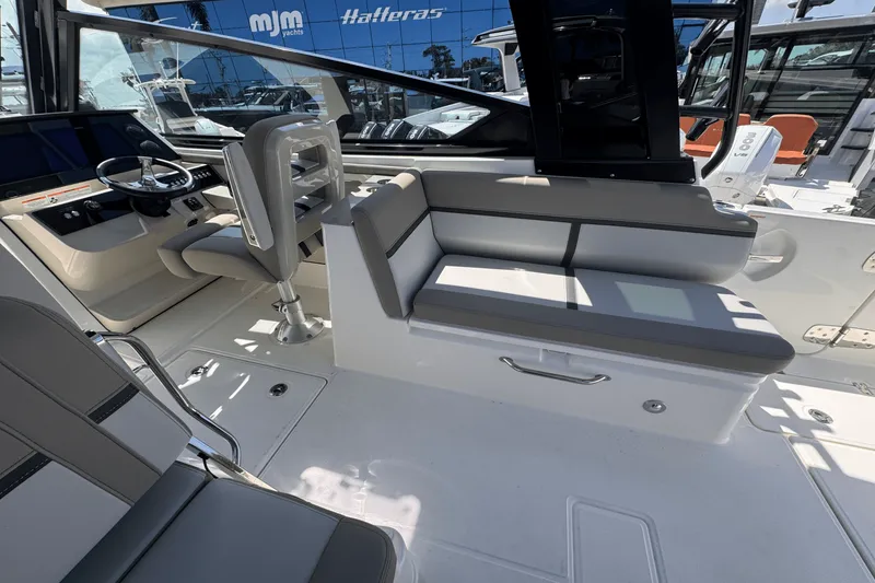 Slide: The Image of Boston Whaler 330 Vantage 2025 - 8