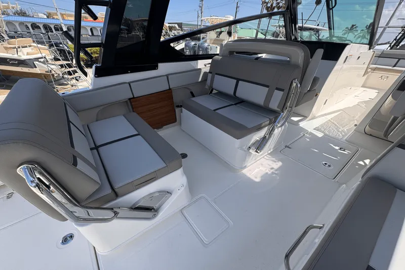 Slide: The Image of Boston Whaler 330 Vantage 2025 - 9