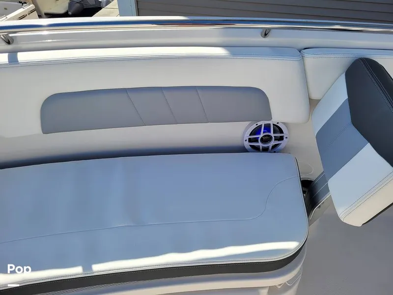 Slide: The Image of Robalo R242 Explorer 2022 - 13922144
