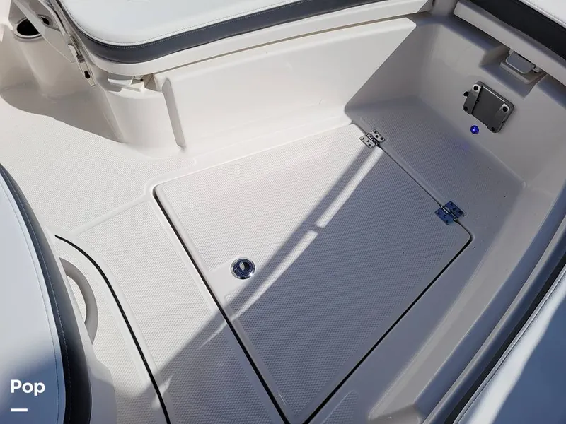 Slide: The Image of Robalo R242 Explorer 2022 - 13922161