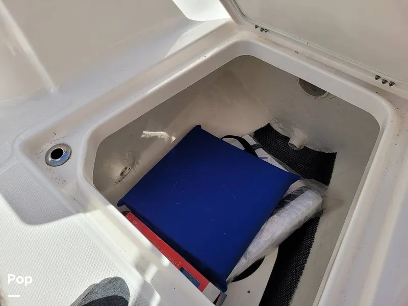 Slide: The Image of Robalo R242 Explorer 2022 - 13922162