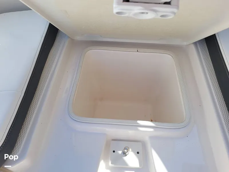 Slide: The Image of Robalo R242 Explorer 2022 - 13922166
