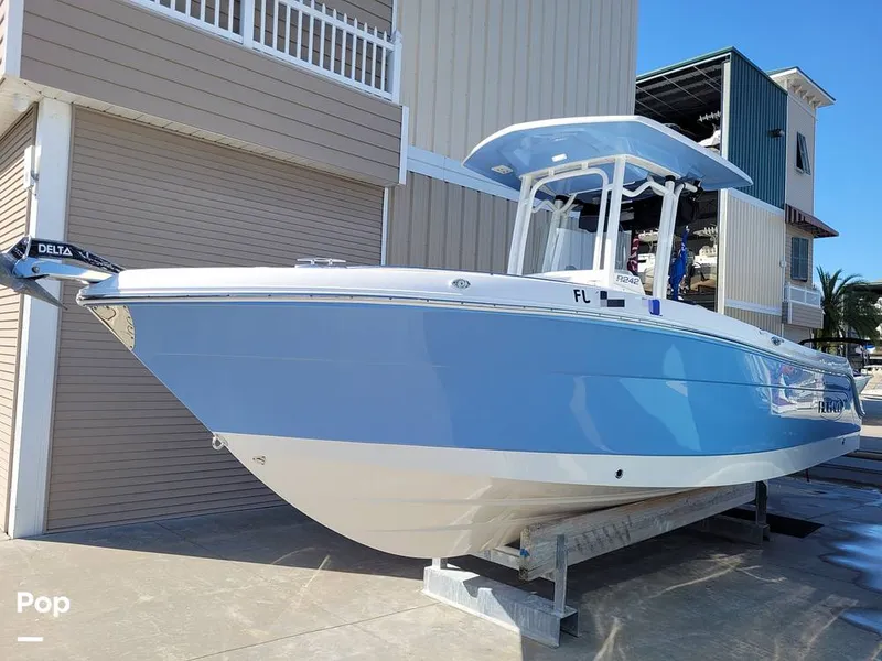 Slide: The Image of Robalo R242 Explorer 2022 - 13920614