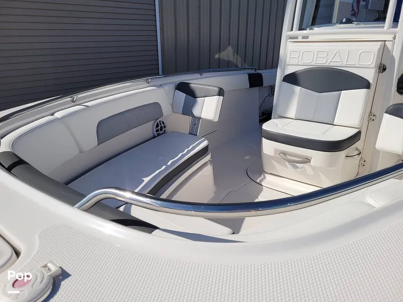 Slide: The Image of Robalo R242 Explorer 2022 - 13920626