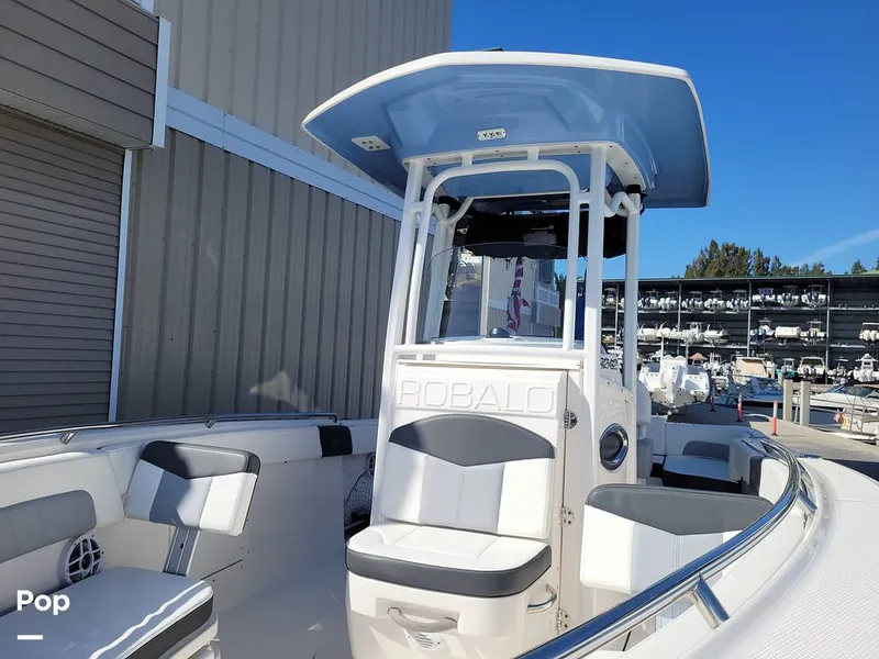 Slide: The Image of Robalo R242 Explorer 2022 - 13920628