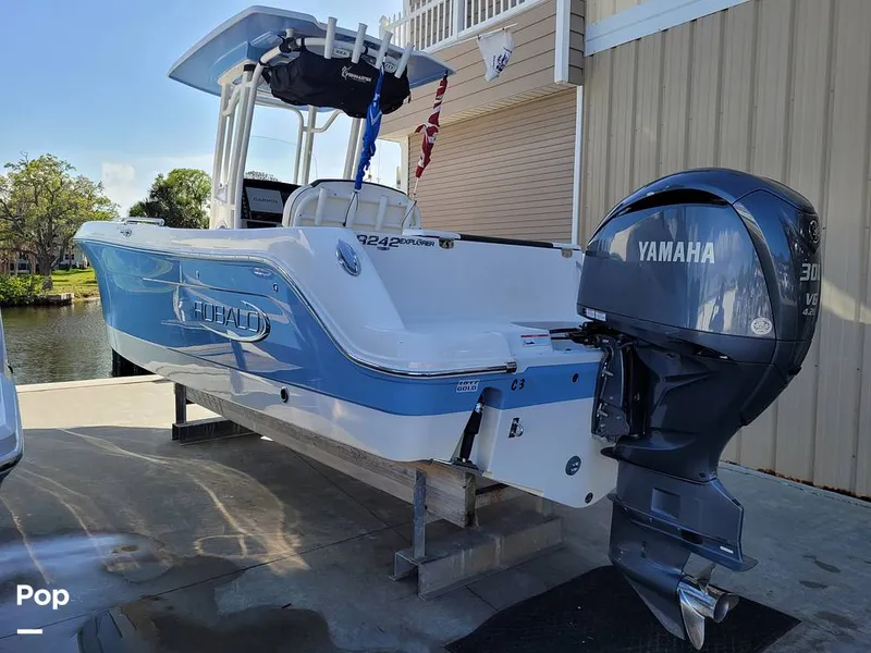 Slide: The Image of Robalo R242 Explorer 2022 - 13920641