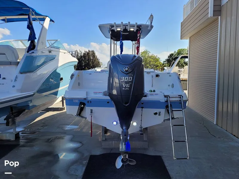 Slide: The Image of Robalo R242 Explorer 2022 - 13920615