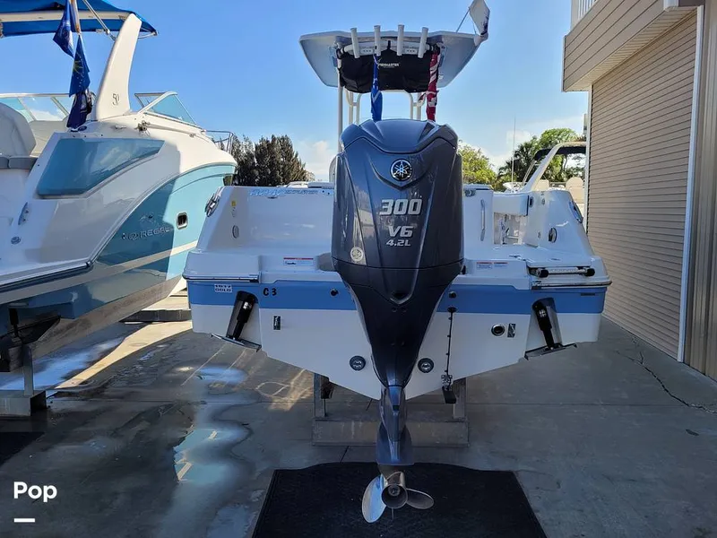 Slide: The Image of Robalo R242 Explorer 2022 - 13920643