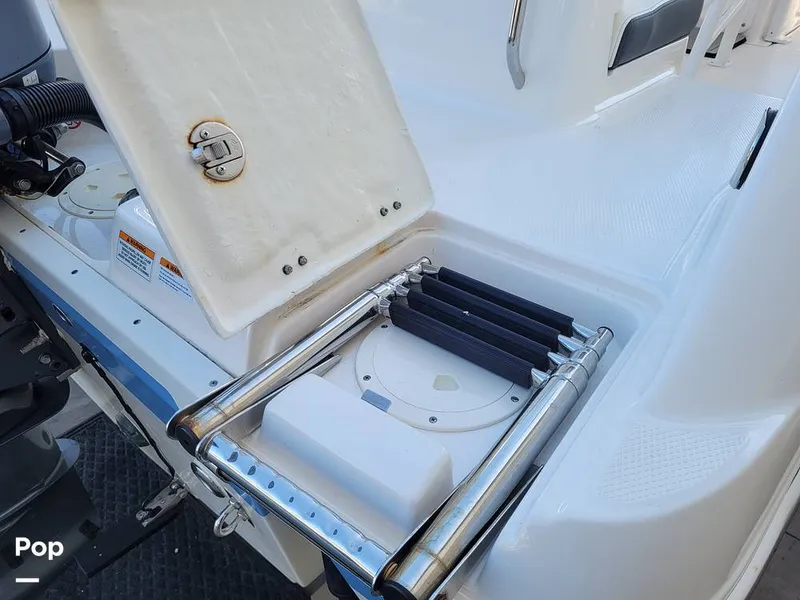Slide: The Image of Robalo R242 Explorer 2022 - 13920646
