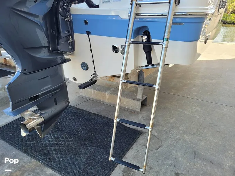 Slide: The Image of Robalo R242 Explorer 2022 - 13920648