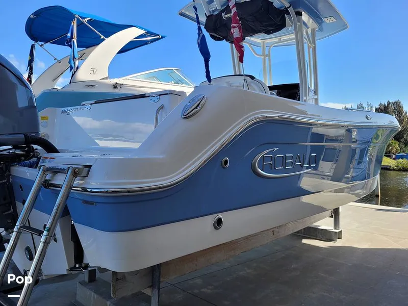 Slide: The Image of Robalo R242 Explorer 2022 - 13920658