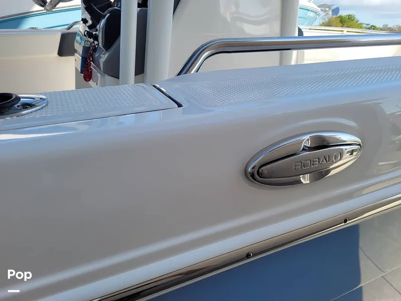 Slide: The Image of Robalo R242 Explorer 2022 - 13920662